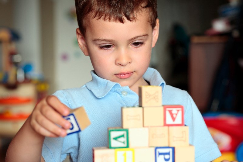 Profesional guiando a un niño en una actividad educativa
